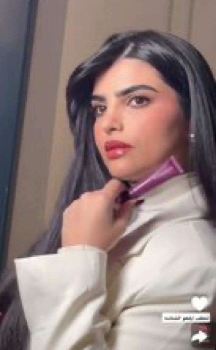 الحجاب واجب شرعًا مو خيار مزاجي
تطبيع خلع الحجاب يهوّن المعصية في قلوب الناس
واللي عنده متابعين ذنبه أعظم لأن التأثير مضاعف
والساكت أو المبرّر كأنه يشارك في التحليل 
سواء كانت تبي اعلانات والشركات يلتفتون حولها 
او تروج ل براند سكره 
او اثارة جدل 
الخلاصه
الحجاب واجب شرعًا، وخلعه