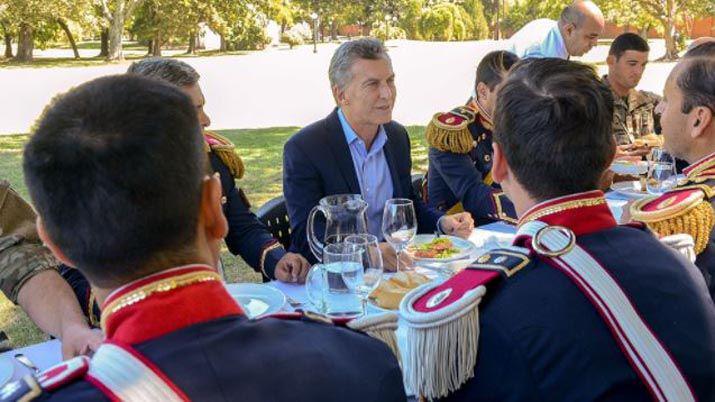 Hubo uno que no necesitó disfrazarse de granadero, símplemente los invitó a comer un  asado, con humildad y sin estridencias.
Ser y parecer PRESIDENTE.
