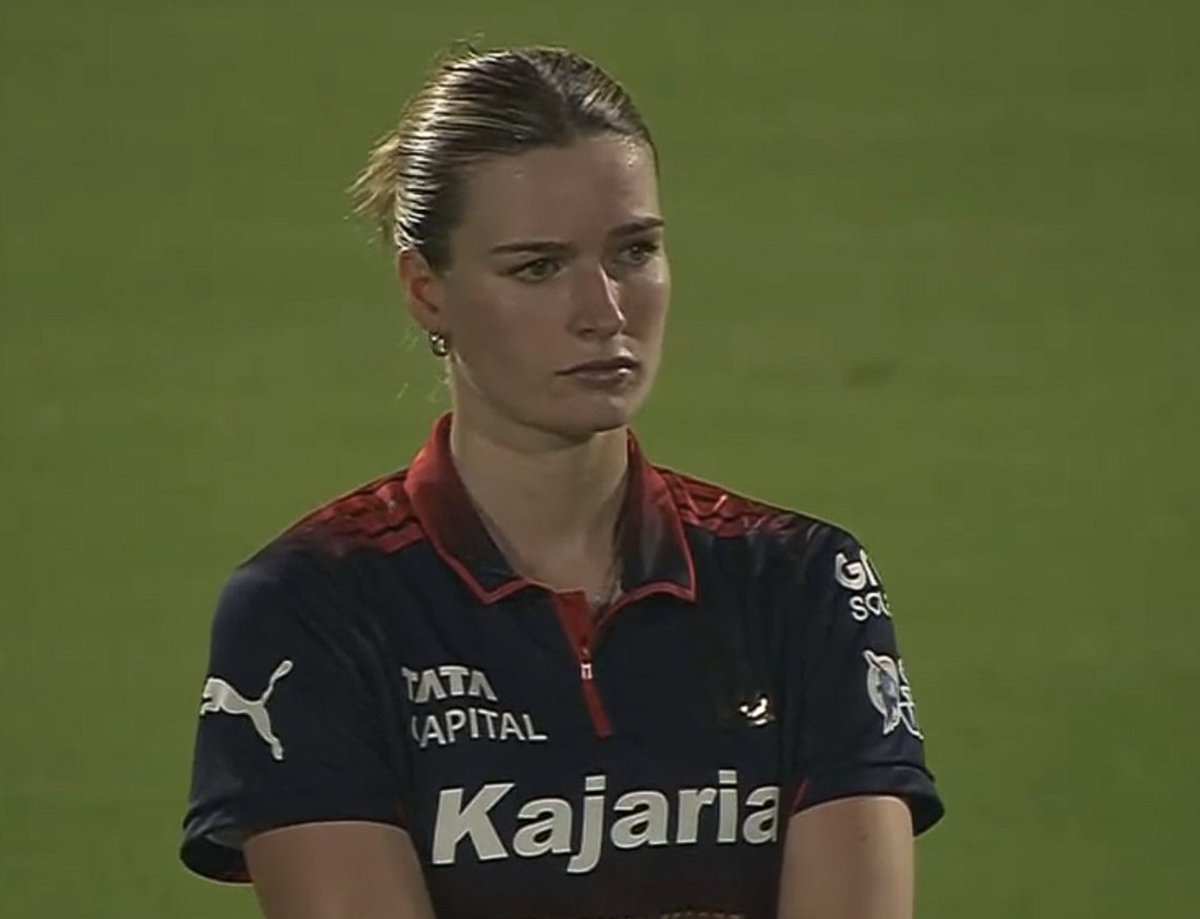 She is the biggest reason that RCB directly qualified for Final. She delivered in every single game!!

- 216 balls
- 128 dot balls
- 59% dot ball percentage
- 12 wickets
- Economy of 5.5 in big 2026

She did what Hazlewood used to do for RCB. She is the Queen of Bangaluru❤️👸