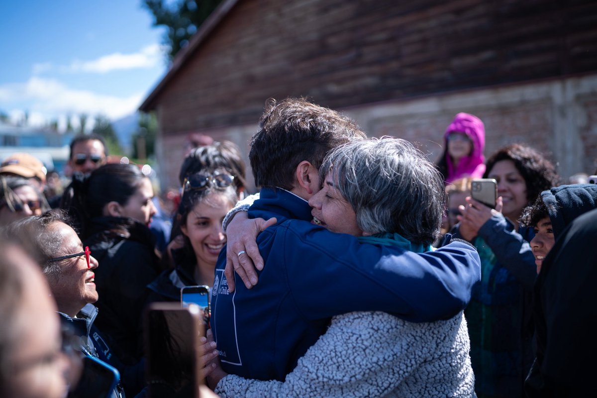 GabrielBoric's tweet photo. Desde Río Ibáñez anunciamos buenas noticias para la Región de Aysén y para las zonas más aisladas de nuestro país: firmamos el Plan de Desarrollo de Zonas Extremas con proyectos emblemáticos como el mejoramiento del Hospital Regional, nuevas zonas pavimentadas en la Ruta 7 y la ampliación del muelle en Puerto Río Tranquilo. Además, promulgamos la Ley de Sistemas Medianos que permitirá mejorar el acceso y la calidad del suministro eléctrico en zonas extremas, incentivando energías renovables y la inversión. Grandes políticas públicas para el desarrollo de esta zona que deslumbra al mundo con su belleza.