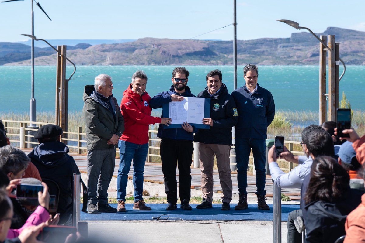 GabrielBoric's tweet photo. Desde Río Ibáñez anunciamos buenas noticias para la Región de Aysén y para las zonas más aisladas de nuestro país: firmamos el Plan de Desarrollo de Zonas Extremas con proyectos emblemáticos como el mejoramiento del Hospital Regional, nuevas zonas pavimentadas en la Ruta 7 y la ampliación del muelle en Puerto Río Tranquilo. Además, promulgamos la Ley de Sistemas Medianos que permitirá mejorar el acceso y la calidad del suministro eléctrico en zonas extremas, incentivando energías renovables y la inversión. Grandes políticas públicas para el desarrollo de esta zona que deslumbra al mundo con su belleza.