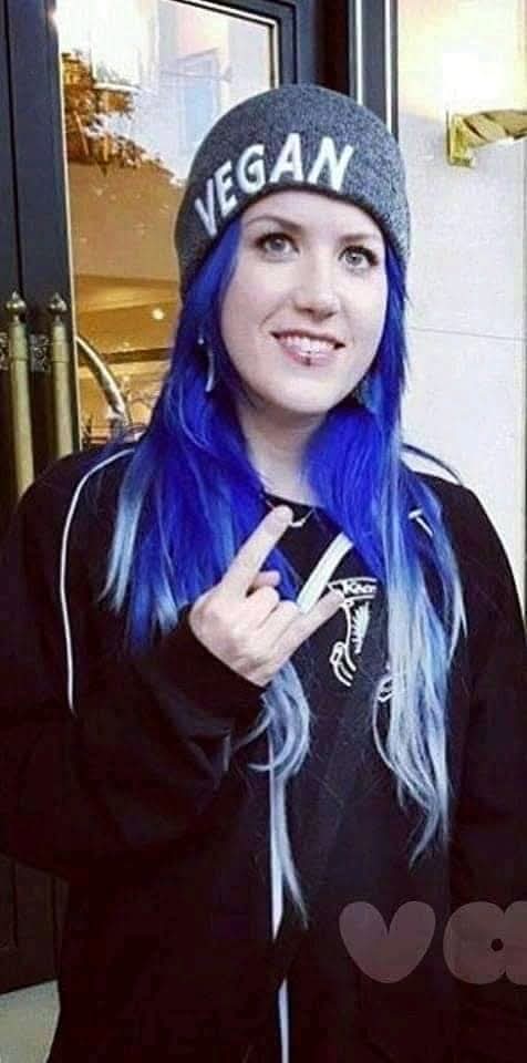 How can you tell if someone's vegan?

Don't worry.

There will be signs.