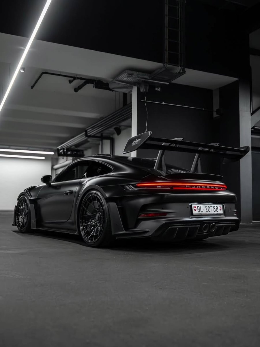 competitionreal's tweet photo. Porsche 911 GT3 RS 🖤 https://t.co/GPsIm9J1UY