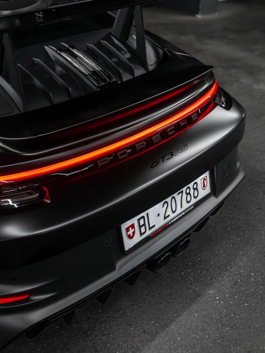 competitionreal's tweet photo. Porsche 911 GT3 RS 🖤 https://t.co/GPsIm9J1UY