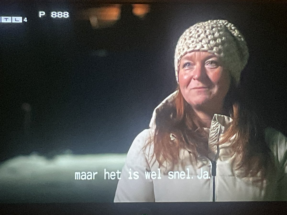 montflor's tweet image. Elsje vindt het allemaal even geweldig en wentelt zich in de meer dan ongezonde aandacht van naaktslak Glibbert. Elsje valt mij zo tegen. #wintervolliefde