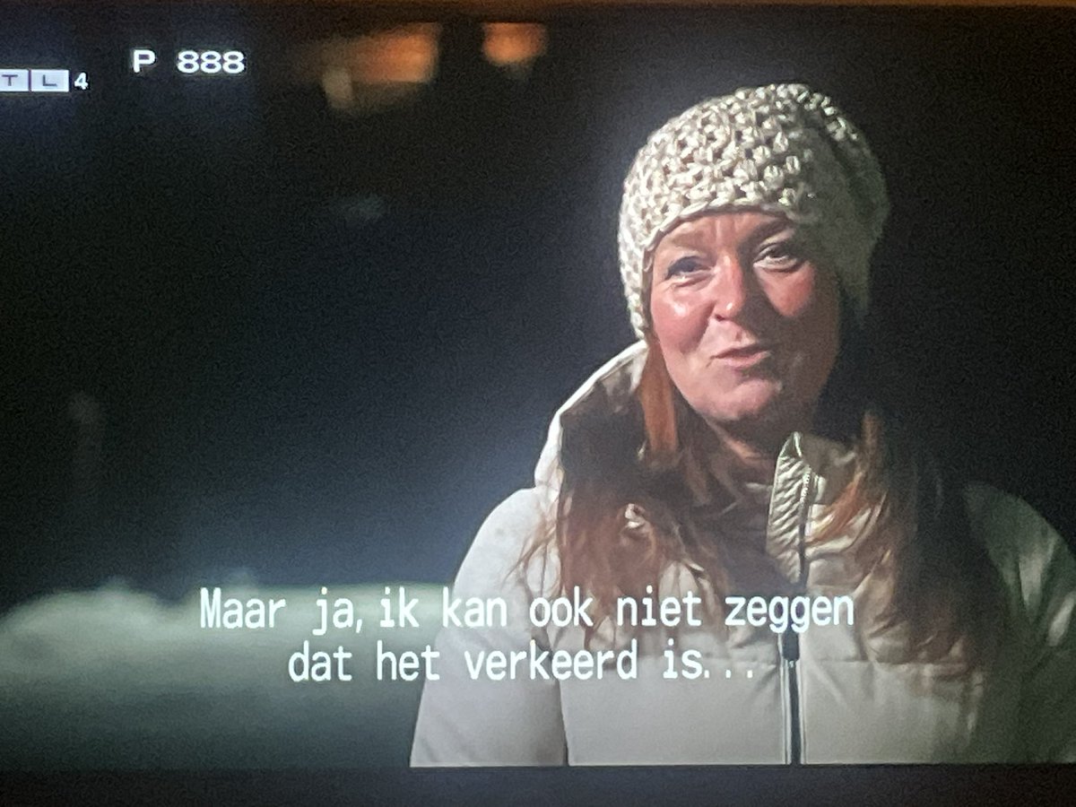 montflor's tweet image. Elsje vindt het allemaal even geweldig en wentelt zich in de meer dan ongezonde aandacht van naaktslak Glibbert. Elsje valt mij zo tegen. #wintervolliefde