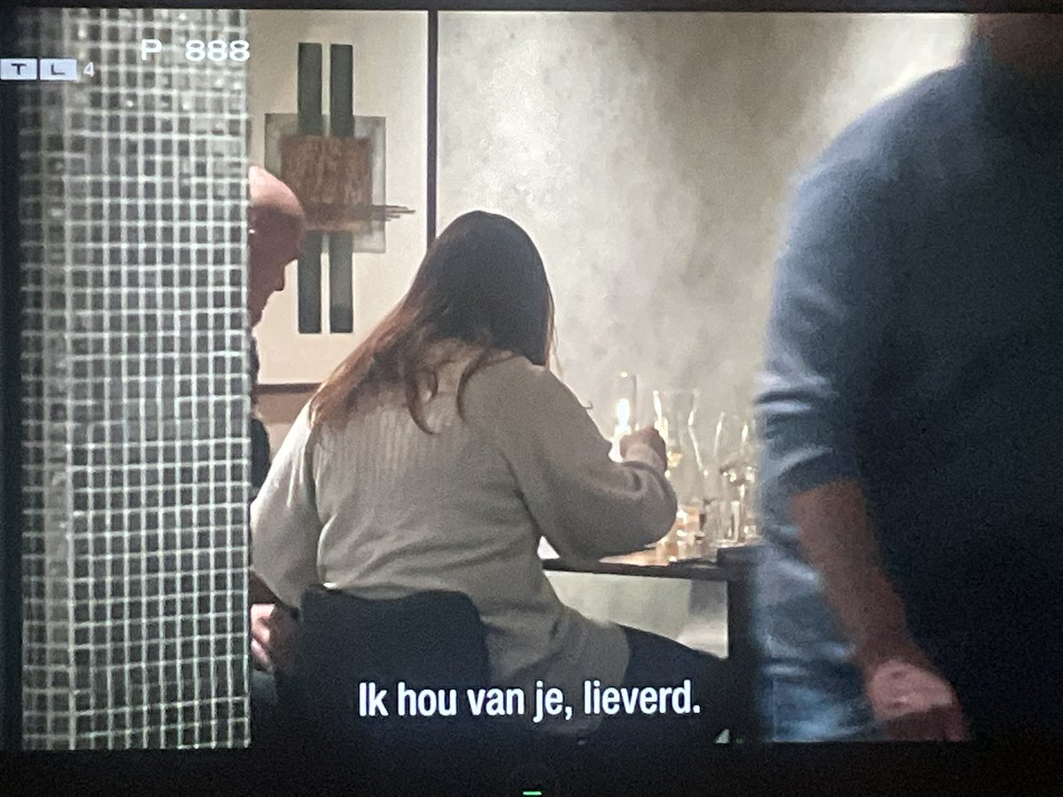 montflor's tweet image. Elsje vindt het allemaal even geweldig en wentelt zich in de meer dan ongezonde aandacht van naaktslak Glibbert. Elsje valt mij zo tegen. #wintervolliefde