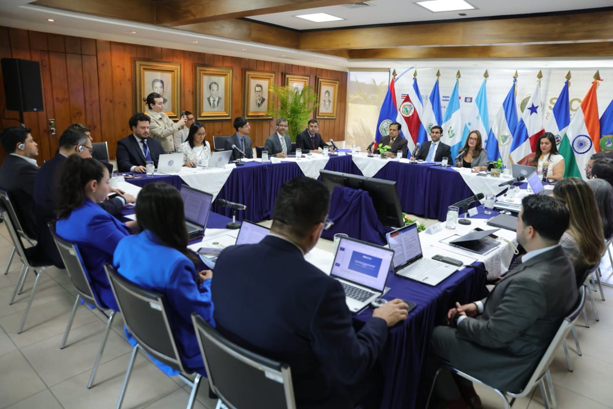 sitca_turismo's tweet photo. La #SITCA participó en la Reunión de Seguimiento del Plan de Acción #SICA–India 🤝, impulsando proyectos de cooperación en gestión sostenible del patrimonio natural y cultural 🏛️🌿, alineados con la #PRETUR, junto a autoridades del Ministerio de Asuntos Exteriores de la India 🇮🇳 https://t.co/yh7sE6y1G2