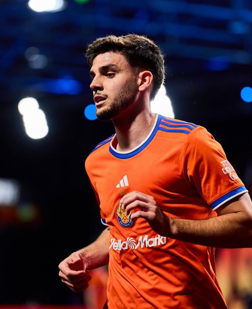 Volvió, volvió y volvió y si así es volvió por fin se cumple una maldición y una leyenda de Saiyans FC q prometió volver la cumple.

🧡💙Juan Antonio Gallego Valdivia: Leyenda de Saiyans FC🧡💙