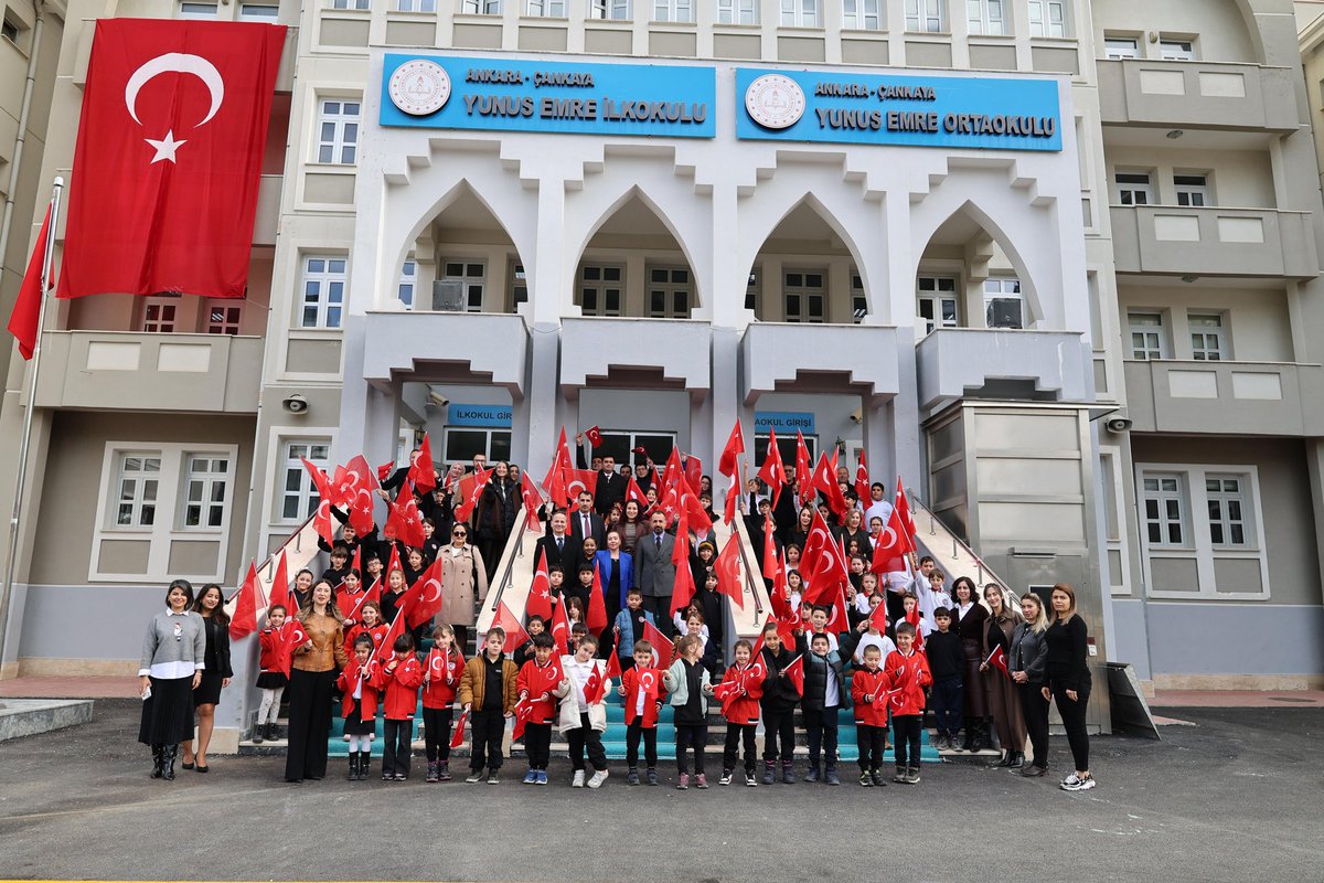 huseyinsk23's tweet photo. 📌 Toplum müsterih olsun: İstisnaî olumsuzlukları değil denetimli serbestlikteki büyük ve somut başarıları konuşma zamanı...

Son yargı paketi sonrasında,  “Salınan hükümlüler denetimsiz mi?” yönünde sorular akla gelebilir. Oysa denetimli serbestlik; kontrollü, denetimi yoğun, planlı ve topluma fayda üreten bir ıslah sürecidir. Hükümlüler denetimsiz değil; çalışarak, üreterek ve sorumluluk alarak topluma kazandırılmaktadır.

Bu anlayışın somut ve güçlü bir örneği, Çankaya Yunus Emre İlkokulu ve Ortaokulu’nda hayata geçirilmiştir.
Ankara Denetimli Serbestlik Müdürlüğümüz aracılığıyla kamu yararına ücretsiz çalışan yükümlüler, okulda yürütülen boya, badana ve bakım-onarım çalışmalarını büyük bir özveriyle tamamladı.
Okul Müdürümüz Sayın Deniz Örs’ün içten karşılaması ve yapılan çalışmalardan duyduğu memnuniyet, bizlere ayrı bir güç ve moral verdi.

✨ 2025 yılı boyunca: 
▪️ 1534 okul eğitim ve öğretime hazır hâle getirildi.
▪️ 672 camide bakım ve onarım çalışmaları gerçekleştirildi.

📚 Geleceğimizin ışığı olan çocuklarımızı yetiştiren fedakâr öğretmenlerimize ve emekleriyle yarınlarımızı inşa eden tüm eğitim neferlerine gönülden teşekkür ediyorum.

Denetimli serbestlik müdürlüklerimiz aracılığıyla; okullarımızda boya, temizlik, tadilat ve bakım-onarım çalışmalarını hız kesmeden sürdürüyor, eğitim ve öğretime desteğimizi her daim kararlılıkla devam ettiriyoruz.
@YavuzEnis
#DenetimliSerbestlik
#IslahVeToplumaKazandırma
#KamuYararınaÇalışma
#ToplumGüvenliği
#EğitimeDestek