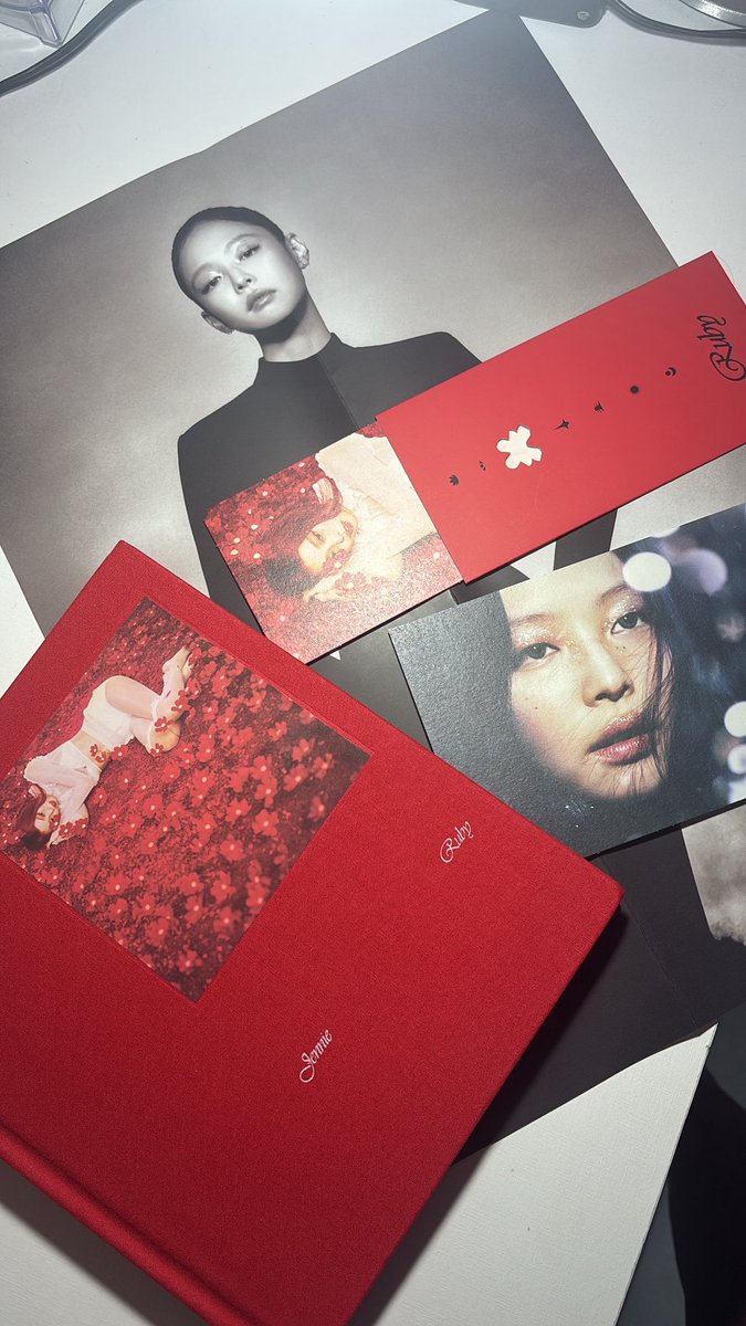 hannahforhp's tweet photo. Simplesmente o álbum veio impecável, com boa qualidade, bem completinho, tô simplesmente apaixonada 🥹🤏🏻, obrigada pela dedicação e carinho @jimincollect13 ❤️!!! https://t.co/15kbn9wZhu