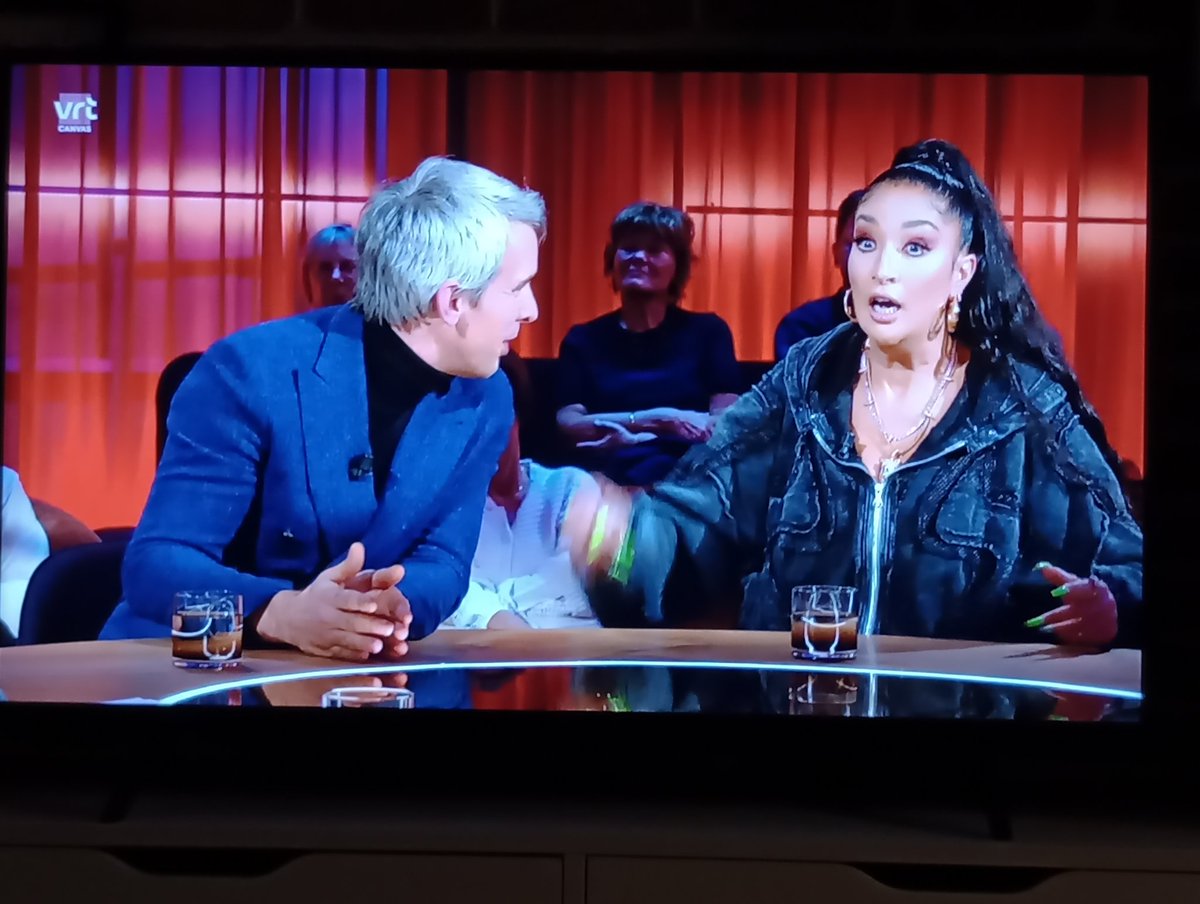 Als "comedian" absoluut niet grappig, nu waant ze zichzelf ook nog "geopolitiek expert" met meer inzicht dan gerenommeerde professor <a href="/JonathanHolslag/">Jonathan Holslag</a> 😭
#deafspraak