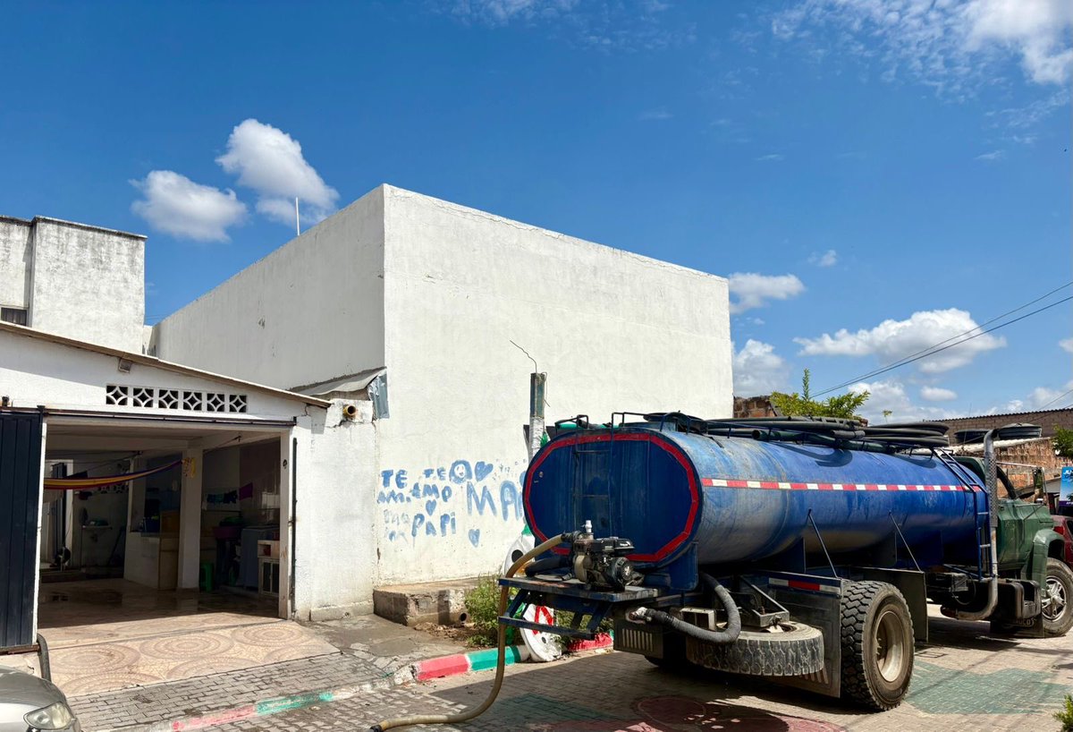 AqualiaColombia's tweet photo. 💧 Aguas de Albania avanza en acciones en territorio junto a líderes sociales para garantizar el servicio de agua potable.

🚛 Continúa la entrega de agua en carrotanques y los recorridos técnicos para verificar redes de acueducto y conexiones ilegales. https://t.co/rtAiz6jmA0