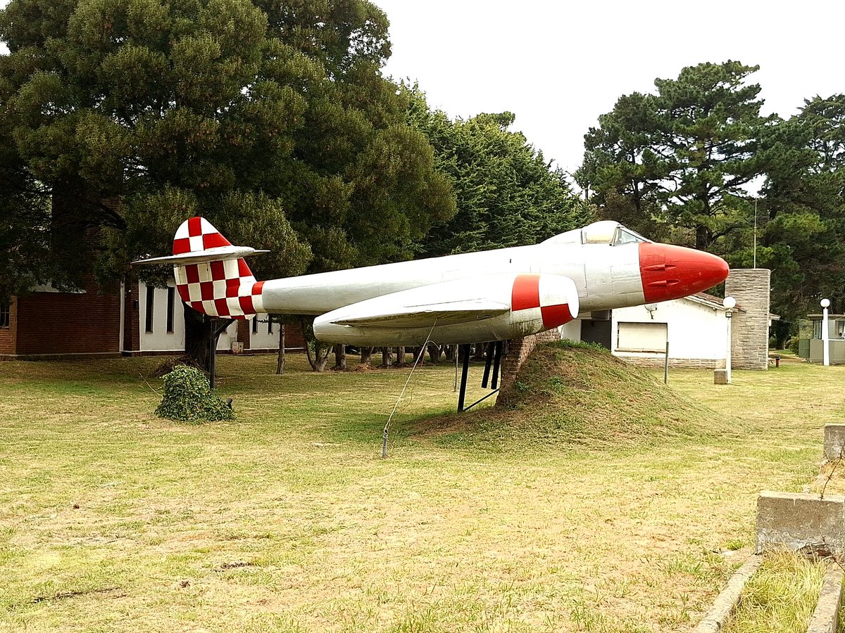 JaviMosquer's tweet photo. Otro exponente de la estirpe aeronáutica británica en Mar del Plata, en este caso el "anonimo" Gloster Meteor F.4 C-073 como gate guardián de la BAM Mar del Plata.
#FuerzaAereaArgentina #Gloster #Meteor #Fighter #avgeek https://t.co/VOmYEZYRzL