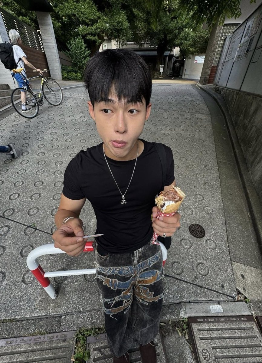 not him becoming the “is he gay” topic of the week, leave my babygirl alone 😭