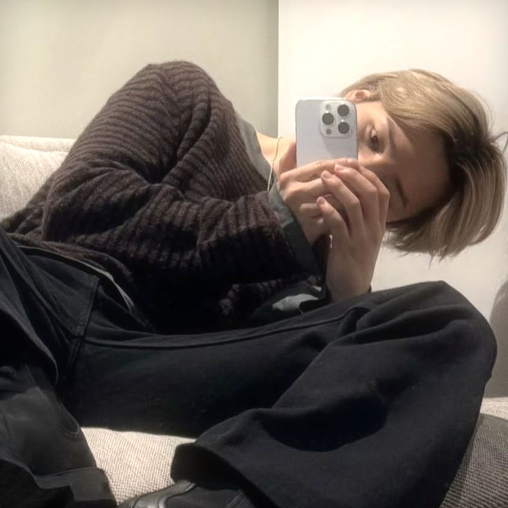 skjinviek's tweet photo. #jikook short au

Jimin convence Jungkook a assistir HOTD pra eles usarem metadinha do Daemon e Rhaenyra, mas o plano dá errado quando Jungkook se apaixona pelo time verde, começa a defender Alicent com argumentos sérios demais e passa a ODIAR o time preto. https://t.co/sasErwUgYM