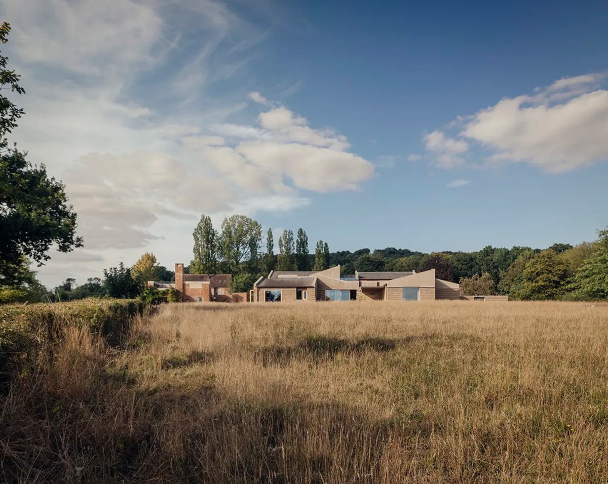 w_emerg's tweet image. In Wiltshire, UK, Tuckey Design Studio reimagines eco-living with the Rammed Earth House, built using on-site clay, recycled materials and local limestone, delivering low carbon impact and high thermal performance through ancient techniques.
#RammedEarth #Sustainable #EcoDesign