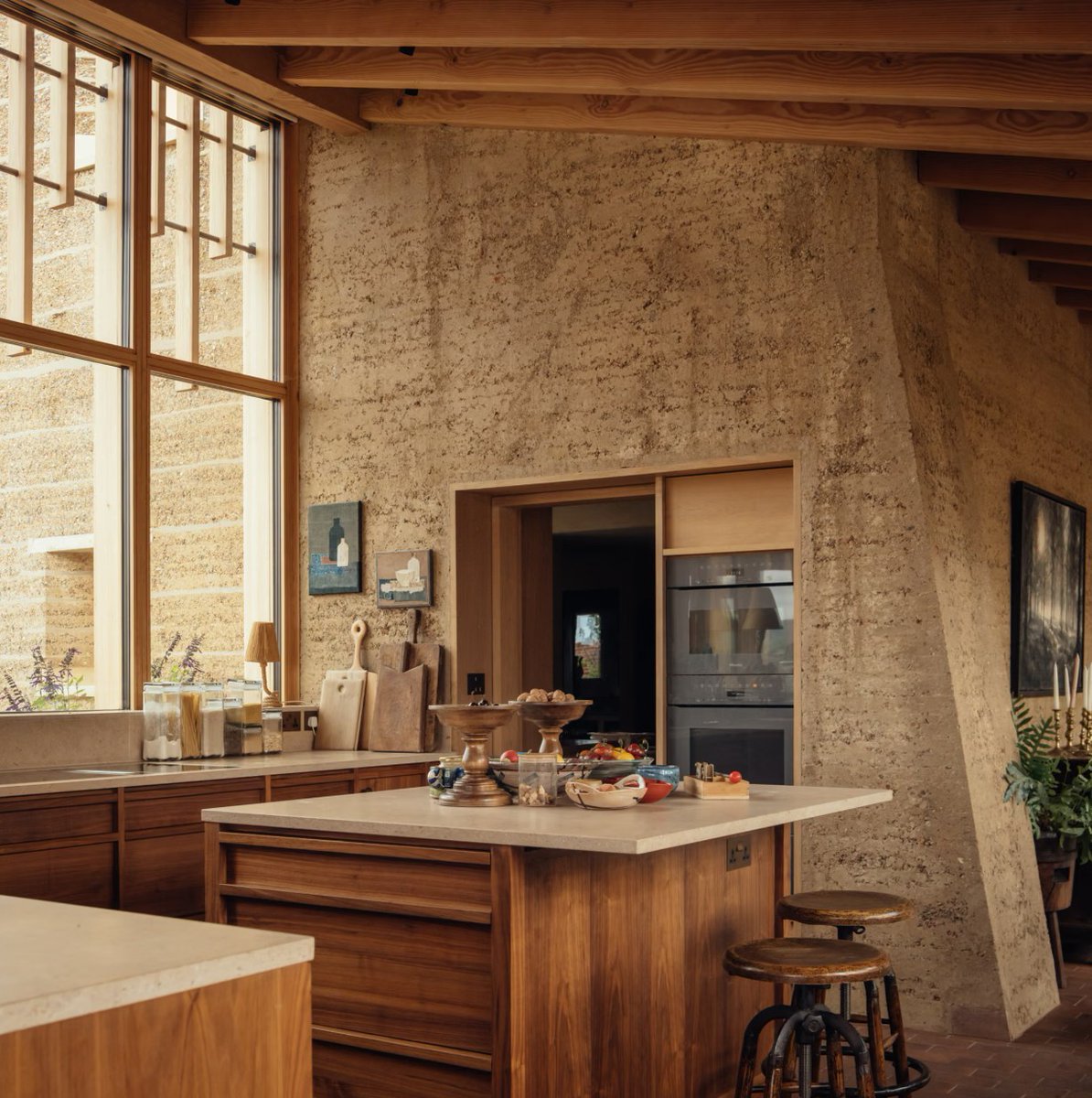 w_emerg's tweet image. In Wiltshire, UK, Tuckey Design Studio reimagines eco-living with the Rammed Earth House, built using on-site clay, recycled materials and local limestone, delivering low carbon impact and high thermal performance through ancient techniques.
#RammedEarth #Sustainable #EcoDesign