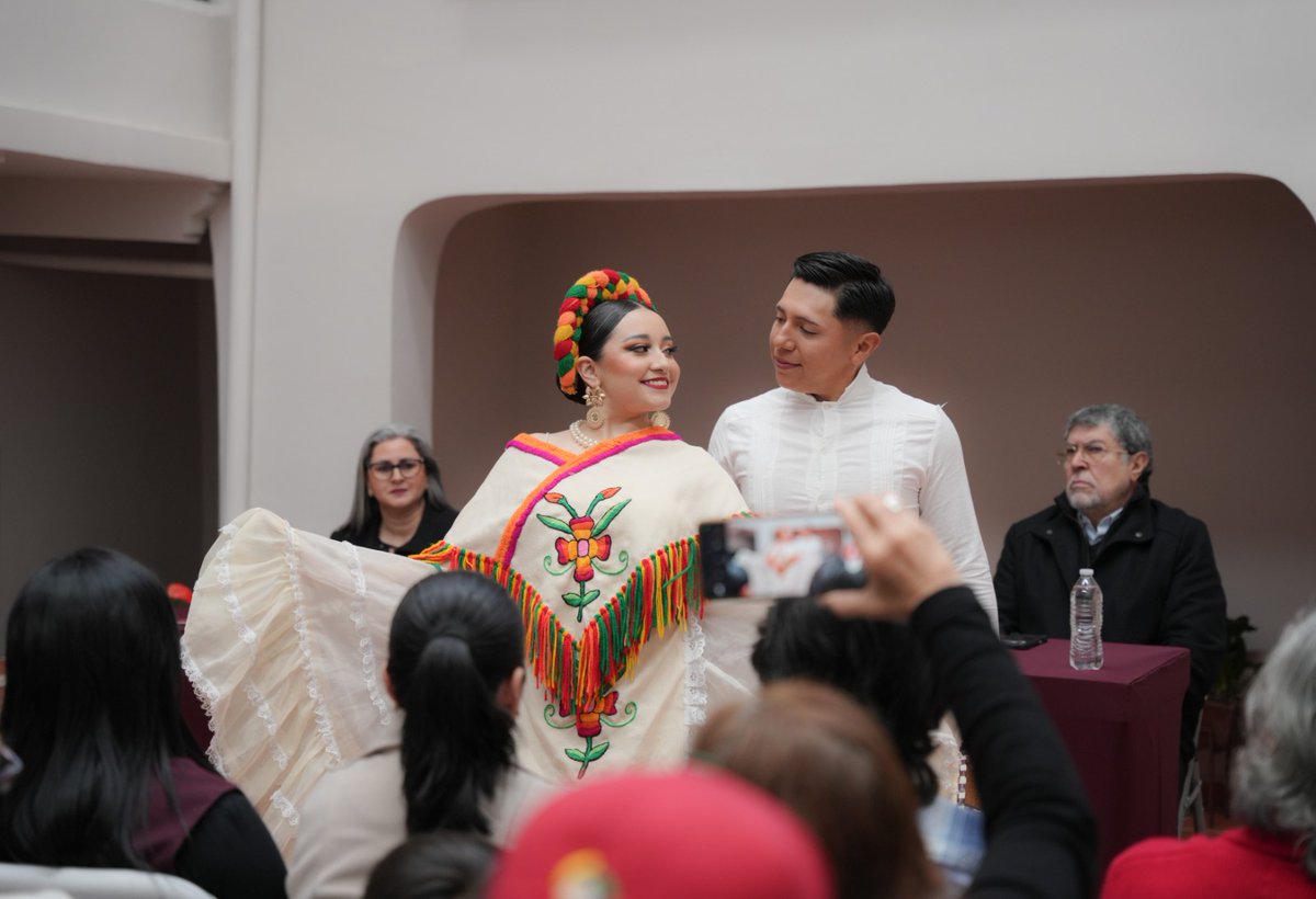 editoraveracruz's tweet photo. 📷📷 En el Día Internacional de la Lectura en Voz Alta, celebramos la presentación del libro “Sonia baila sones”, de Mayra Guadalupe Espinosa, y la premiación del 15° Concurso de Cuento Infantil de la Editora de Gobierno.

#PorAmorAVeracruz https://t.co/CVC5larvRL