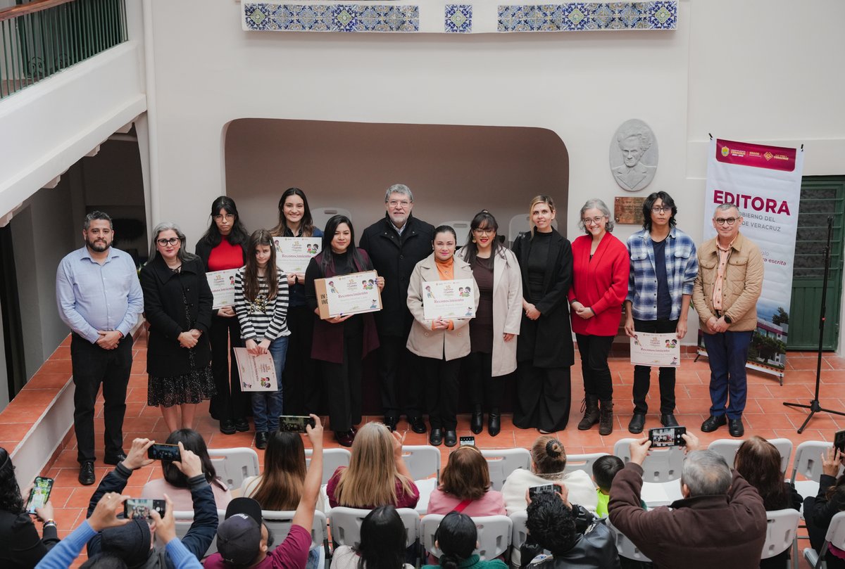 editoraveracruz's tweet photo. 📷📷 En el Día Internacional de la Lectura en Voz Alta, celebramos la presentación del libro “Sonia baila sones”, de Mayra Guadalupe Espinosa, y la premiación del 15° Concurso de Cuento Infantil de la Editora de Gobierno.

#PorAmorAVeracruz https://t.co/CVC5larvRL