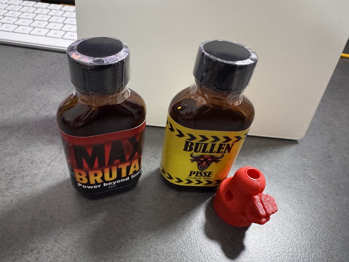 Bullenpisse und  Max Brutal starren mich an.
Nicht gekommen seit Ewigkeiten – nur pochende, tropfende Geilheit. Ich brauche es so dringend: inhalieren, willenlos werden, zerfickt &amp; zerstört.

#Poppers #Blackmail #Anydesk #Zahlfotze #Gaynutte