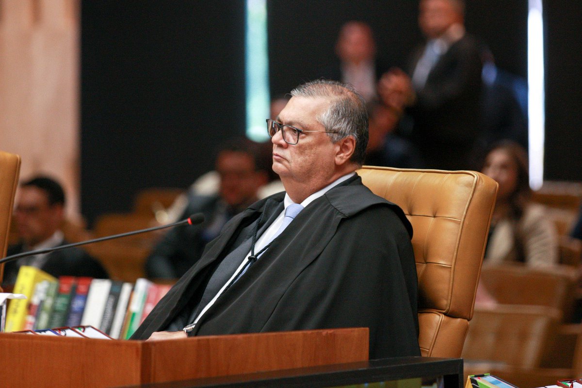 eixopolitico's tweet image. 🇧🇷URGENTE: Ministro Flávio Dino suspende pagamento de salários acima do teto constitucional em TODOS OS PODERES.