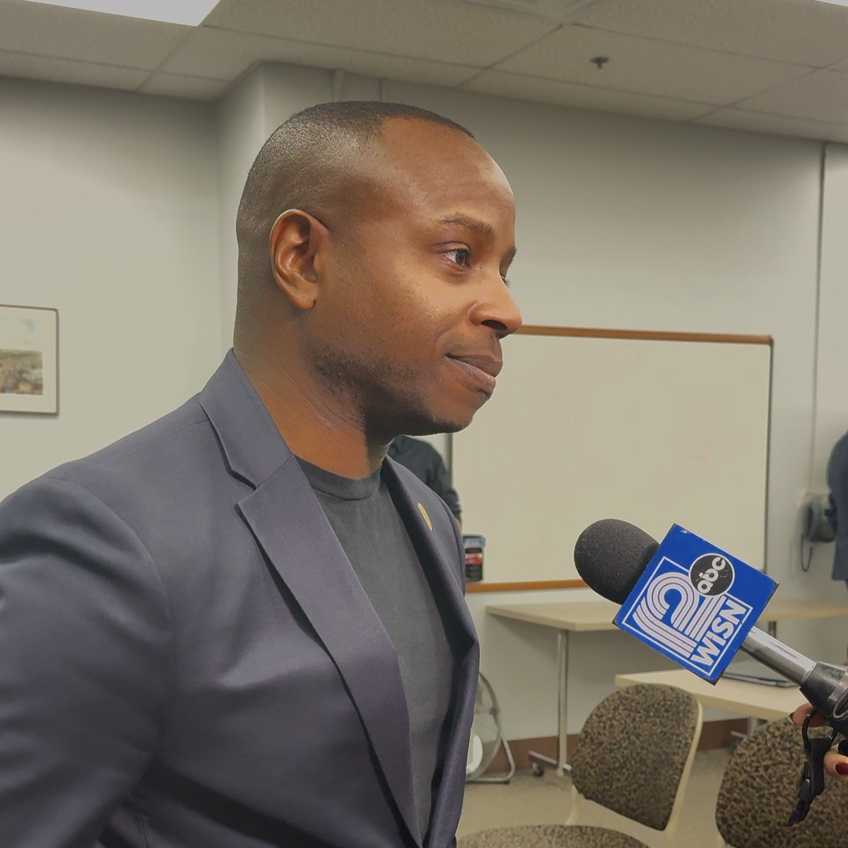 MayorMKE's tweet photo. At today's press conference we discussed our MPD recruitment strategies. For more info, check out the new MPD recruitment website &amp; video if you are thinking of a career in service to the our community here in the City of MKE. 
https://t.co/zECPCadRob
https://t.co/bCsdw7YyOW https://t.co/iSYVKYk9Q1