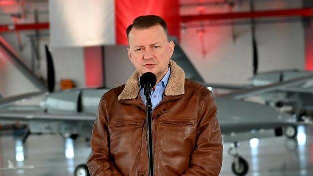 TweetyBoga's tweet image. Mariusz Błaszczak w trakcie prezentacji planu obrony Polski rakietami bez kodów i samolotami bez uzbrojenia. Genialny strateg.