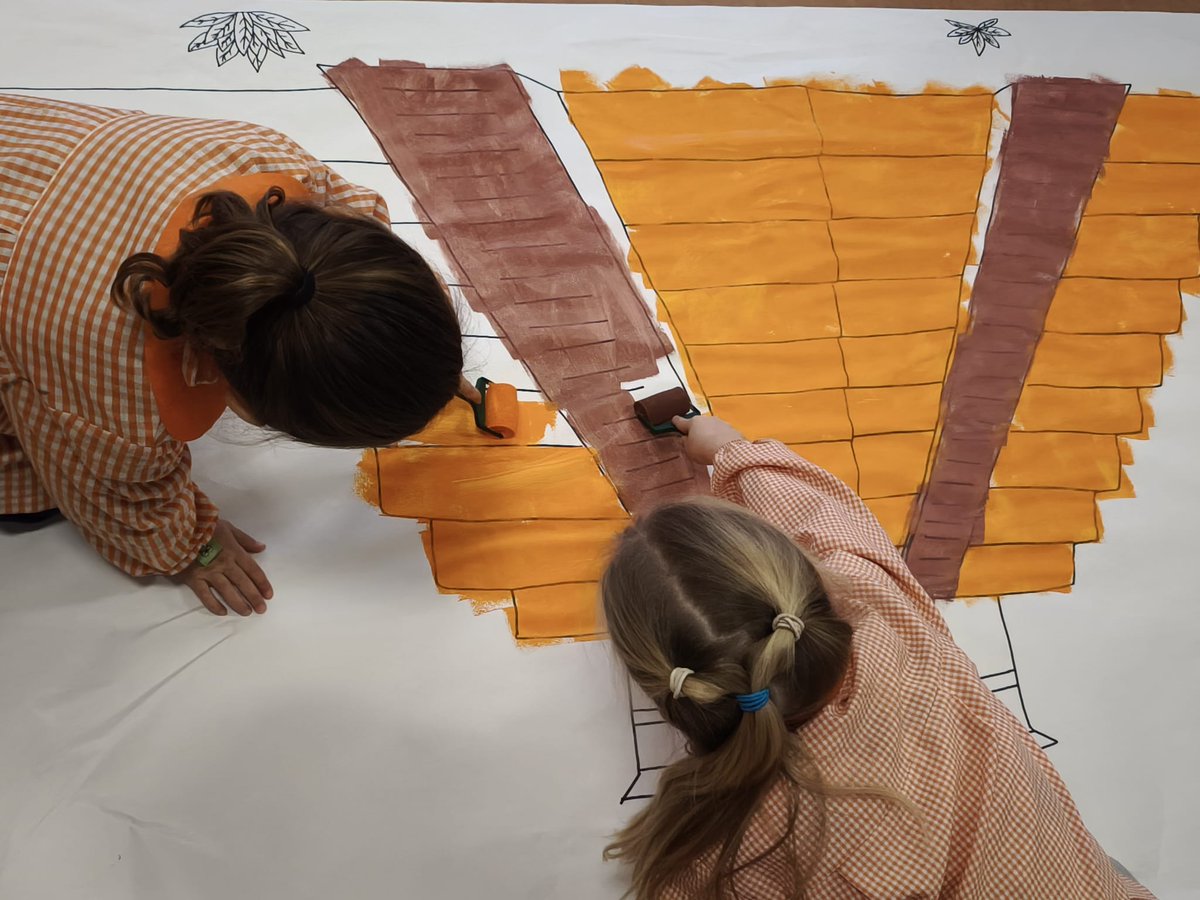 Día 91. Ya se ha convertido en tradición "disfrazar" la escuela de la temática del proyecto. Hoy los leones pintaron el templo de Kukulkán, una de las 7 nuevas maravillas del 🌎. Qué emocionante será poder dar la vuelta al 🌎 en el pasillo del cole.