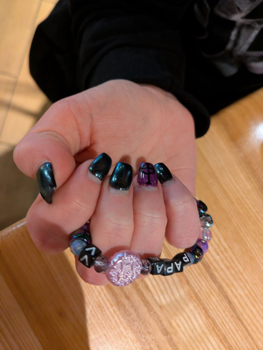 CopiaInChains's tweet image. Took Frater to the aquarium 🐠 w/ @wobbleforge

and thank you to the lovely ghesties who saw us and gave us some bracelets 🥰 mine happens to match my nails