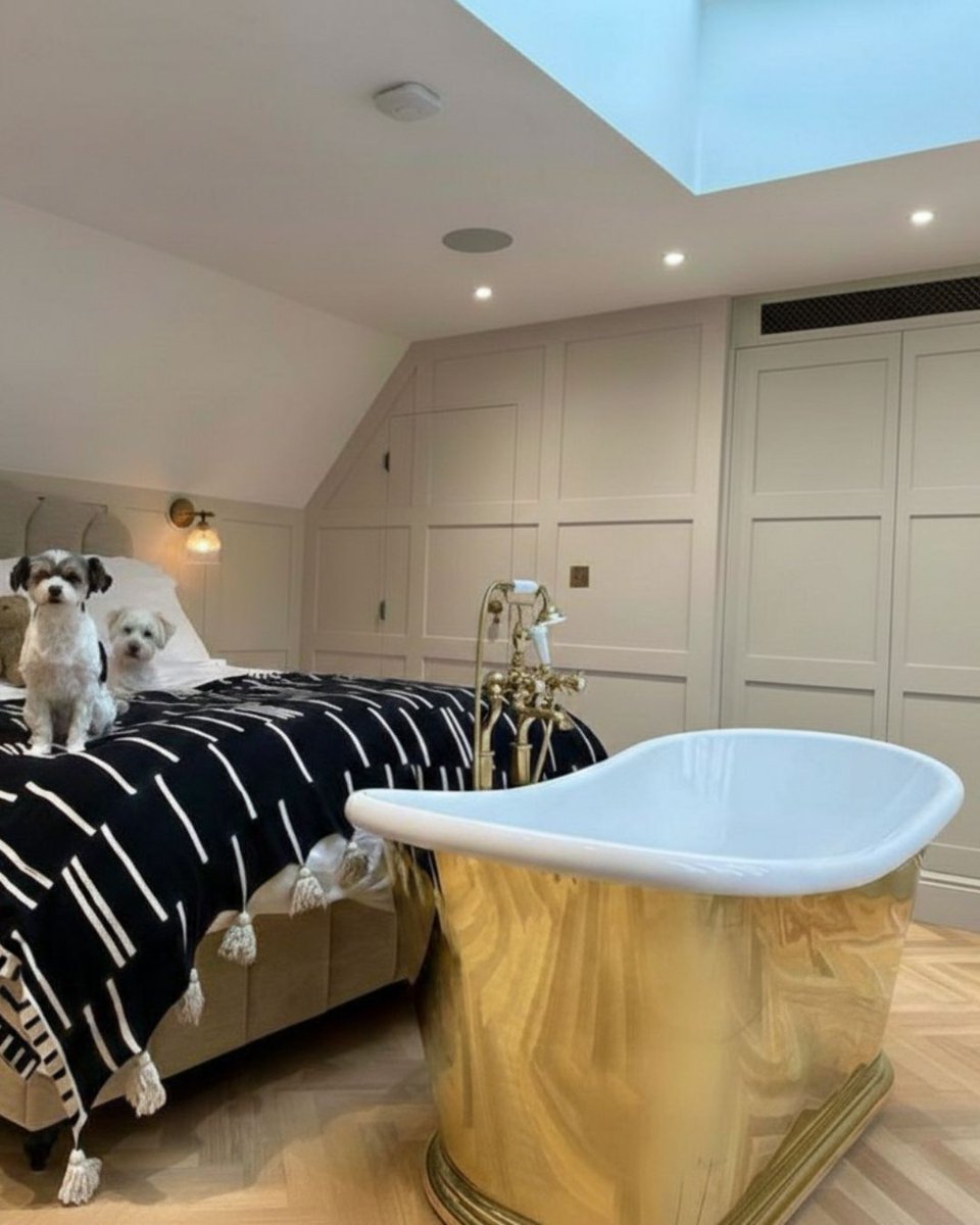HurlinghamBaths's tweet photo. The best bedrooms come with a bath, and two loyal supervisors 🐶

This Brass Bulle Bath with a classic white enamel interior brings warmth and character to this beautiful bedroom.

If you have one of our baths at home, we’d love to see it! https://t.co/0YLLWNYk7o
