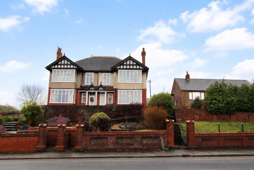 AHNorthWest's tweet photo. A spacious canvas for your next family home 🎨

Take a look at this spacious 4 bedroom semi-detached home at 110 Bolton Road in #Chorley, featuring  2 reception rooms, a shower room and a low‑maintenance rear garden.

Guided at £220,000+, learn more:
https://t.co/9wdX3H4XV2 https://t.co/sHpe6WOGVV