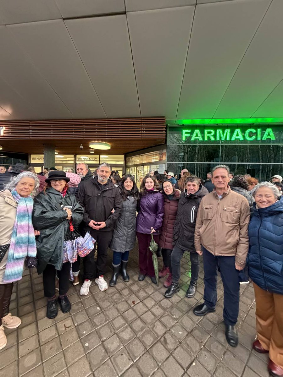 Hoy acompañamos a las Plataformas en defensa de la Sanidad Pública de Villa y Puente de Vallecas contra las privatizaciones, los recortes y el abandono del gobierno de Ayuso.

Ahora y siempre.
#SanidadPública 💚
