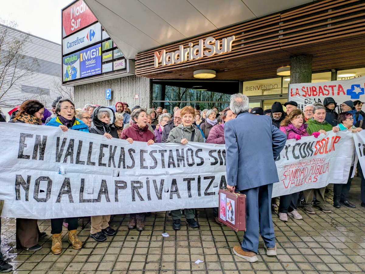 Vallekas defendiendo la sanidad pública frente a la Asamblea de Madrid.