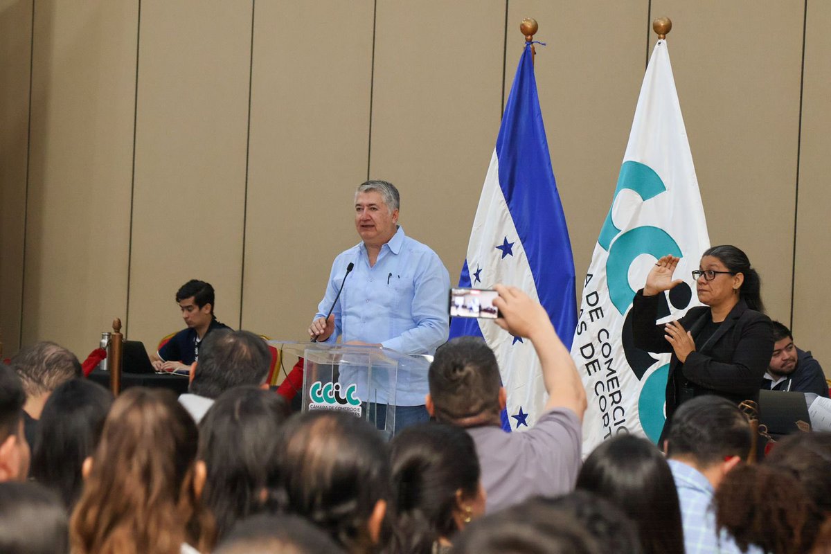 CCICHN's tweet photo. Con la afluencia de miles de postulantes, se desarrolla en #Expocentro #SPS la “Feria de Oportunidades”, organizada por la Cámara de Comercio e Industrias de Cortés (CCIC).
El presidente de la CCIC, Karim Qubain @kqubain1, junto a miembros de la Junta Directiva y asesores, inauguró el evento, acompañado por autoridades de Gobierno: Juan Carlos García, ministro de la Presidencia, y Fernando Puerto, ministro de Trabajo.
En esta jornada participan más de 160 empresas, que en conjunto ofrecen más de 2,500 plazas de empleo. La feria está abierta a todas las personas que buscan una oportunidad laboral.