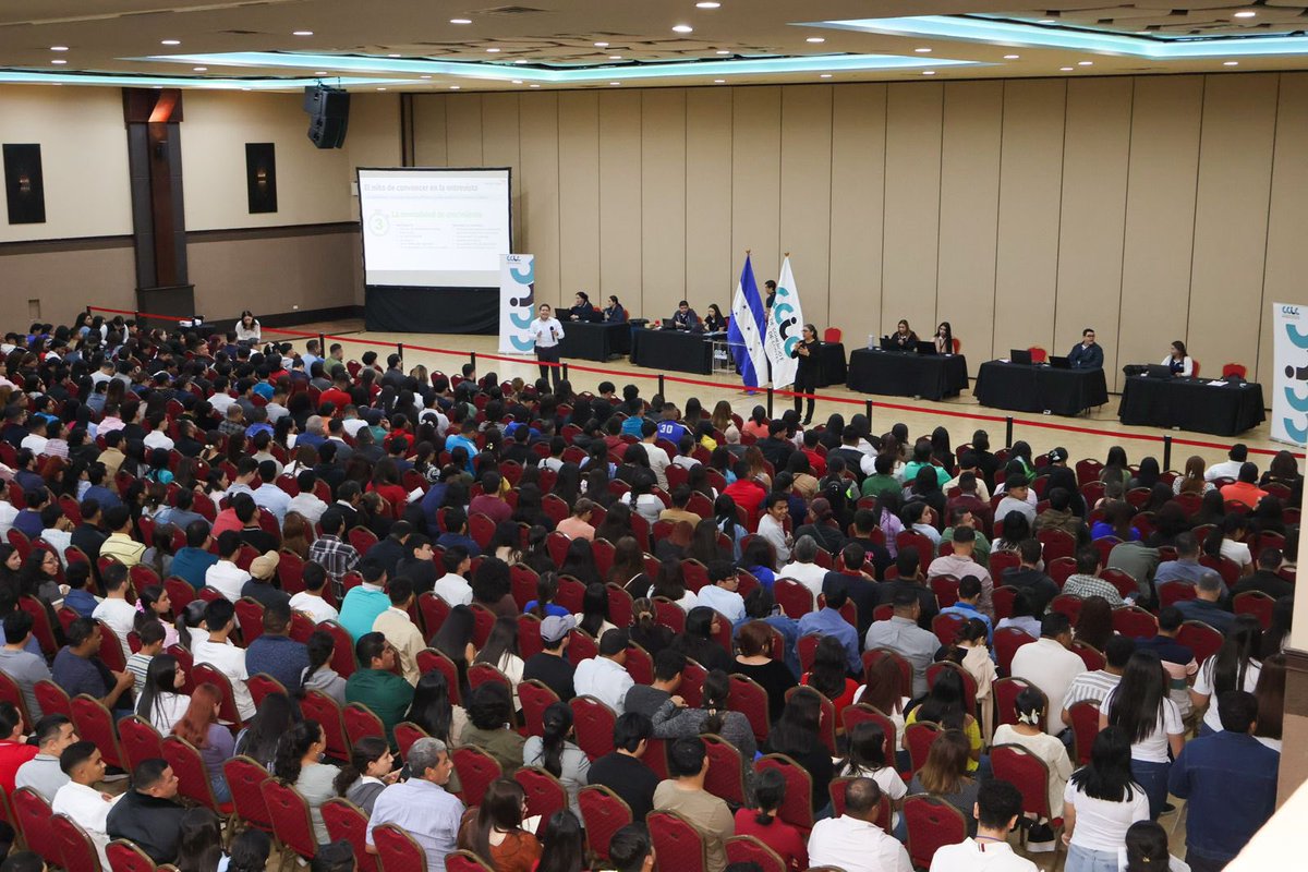 CCICHN's tweet photo. Con la afluencia de miles de postulantes, se desarrolla en #Expocentro #SPS la “Feria de Oportunidades”, organizada por la Cámara de Comercio e Industrias de Cortés (CCIC).
El presidente de la CCIC, Karim Qubain @kqubain1, junto a miembros de la Junta Directiva y asesores, inauguró el evento, acompañado por autoridades de Gobierno: Juan Carlos García, ministro de la Presidencia, y Fernando Puerto, ministro de Trabajo.
En esta jornada participan más de 160 empresas, que en conjunto ofrecen más de 2,500 plazas de empleo. La feria está abierta a todas las personas que buscan una oportunidad laboral.