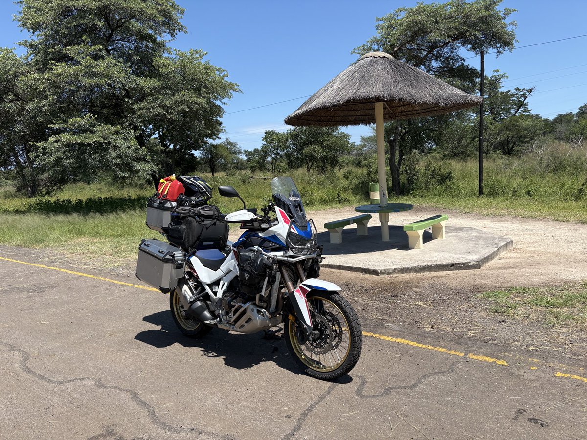 743 km on one tank of fuel. I checked: it is a record for the Honda Africa Twin. My best ever record was 761 km on the BMW GSA.