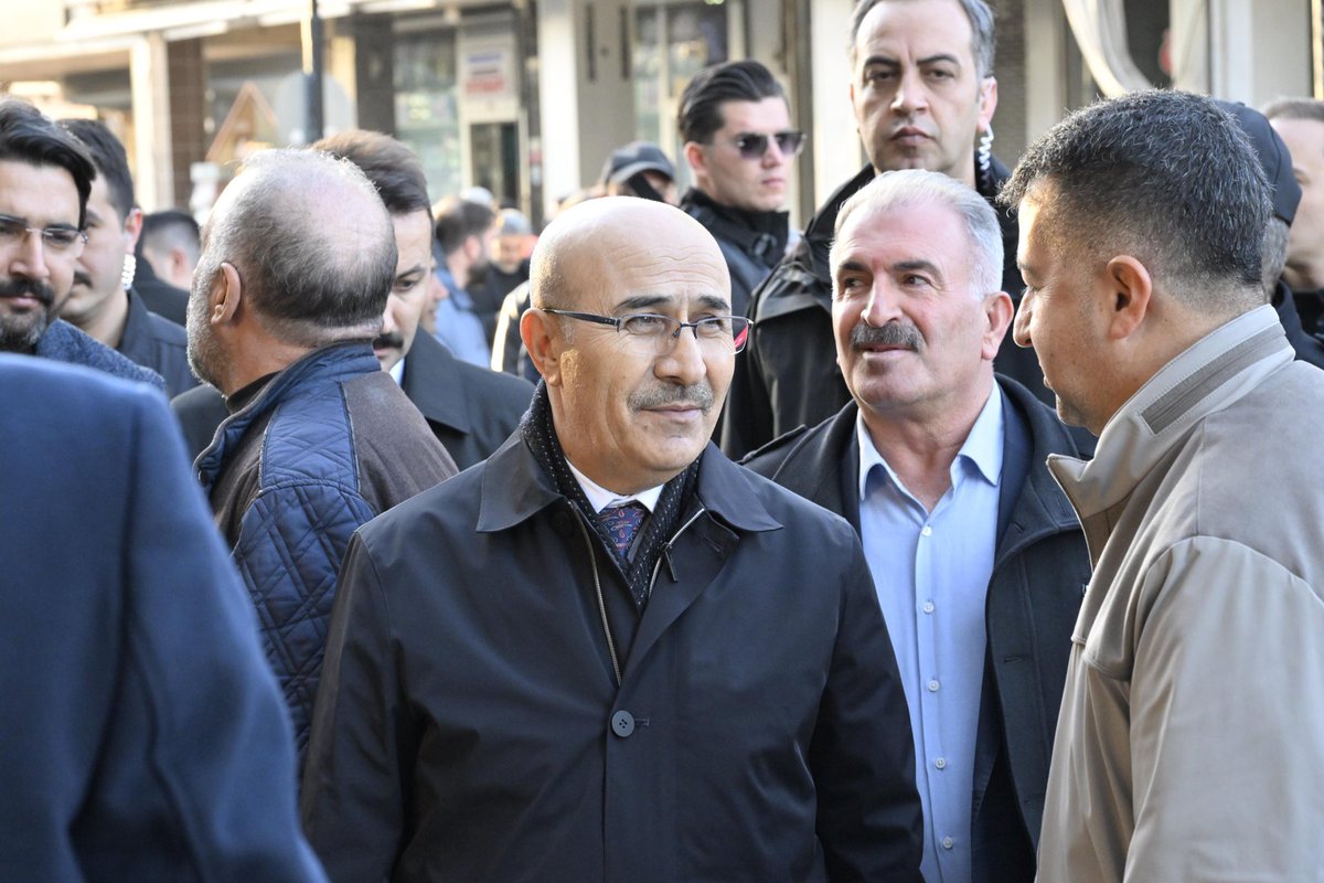 mahmutdemirttas's tweet photo. Asrın felaketinin 3. yıl dönümünde esnafımız ve vatandaşlarımızla bir araya geldik. 
O zor günlerde omuz omuza verdiğimiz gibi bugün de her bir sokakta vatandaşlarımızın yanındayız.

📍Adıyaman https://t.co/2CMuCDN524