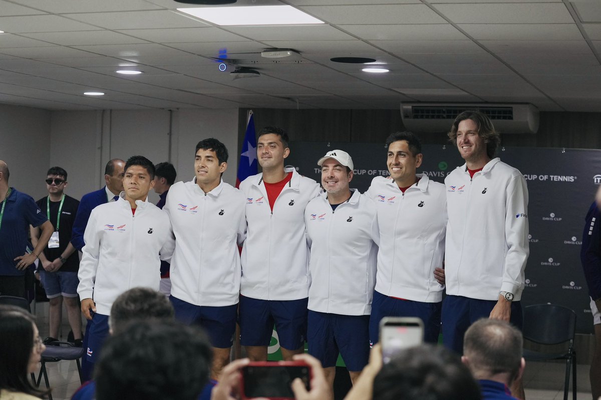 TeamChile_COCH's tweet photo. ¡SORTEO LISTO! 👌🎾

Este viernes, desde las 18:00, Tomás Barrios 🇨🇱 (112º) —Nº2 de Chile en el inicio de la confrontación— abrirá la serie de Copa Davis ante Dusan Lajovic (123º), primera raqueta de Serbia.

Posteriormente, Alejandro Tabilo 🇨🇱 (73º) enfrentará al Nº2 balcánico, el juvenil Ognjen Milic (18 años, 462º).

🏟️ Estadio Nacional
🎫 Punto Ticket
📺 DSports

#VamosTeamChile 🇨🇱