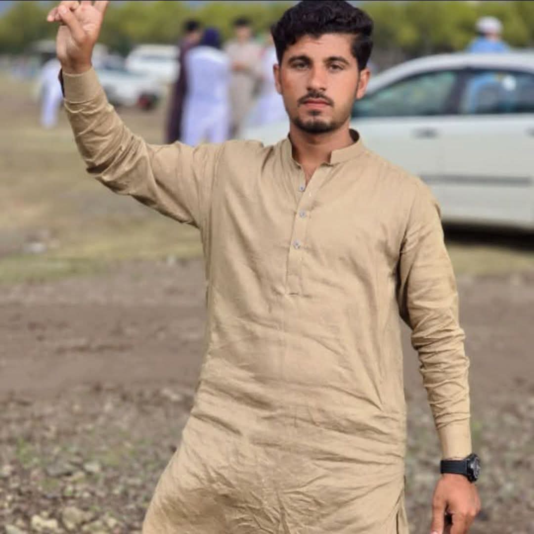 انکاموبائل نمبر بند ہےتاحال کوئی اطلاع یارابطہ ممکن نہیں ہوسکا
 تو
براہِ کرم فوری طورپرقریبی پولیس اسٹیشن یااہلِ خانہ کو اطلاع دیں۔
وسیم طالب علم تھا اسکاکسی بھی سیاسی غیرسیاسی یا کالعدم تنظیموں سےکوئی تعلق نہیں تھا
موبائل نمبر۔03142289039