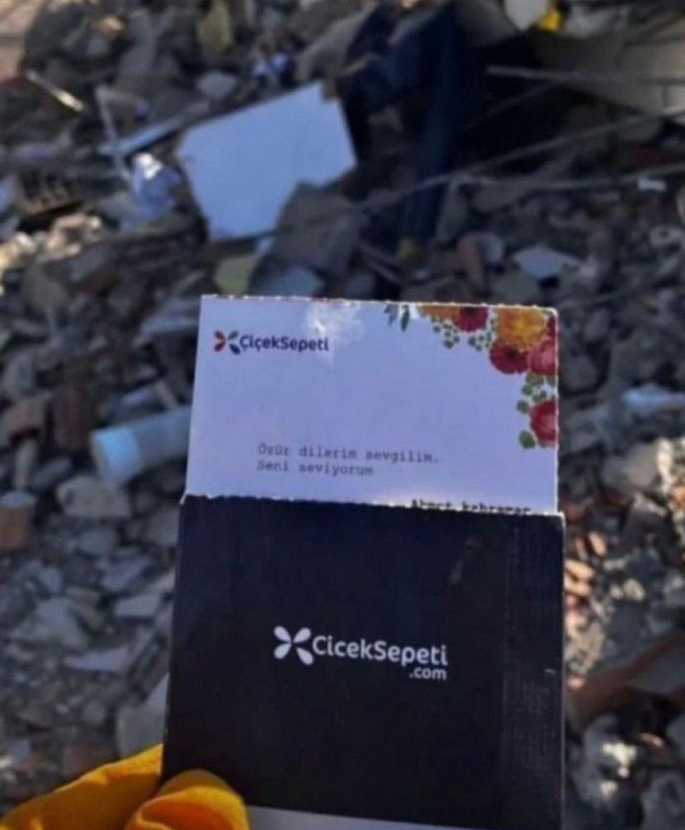 Kızgın olsanız da affedin. Konuşabilme imkanınız varken susmayın. Bir şeyleri değiştirme imkanınız varsa beklemeyin. Sevdiklerinizin ve sizi sevenlerin kıymetini bilin. Ölüm var. Her defasında bunu kendinize hatırlatın. Hayat çok kısa...
 #6subat2023