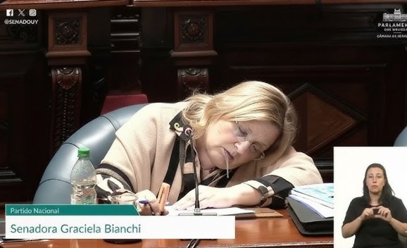 Gilbenn's tweet photo. Segunda vez que Bianchi se duerme en el parlamento 
Ahora hasta la baba se le cae.
Lamentable https://t.co/45dvjnKDDT