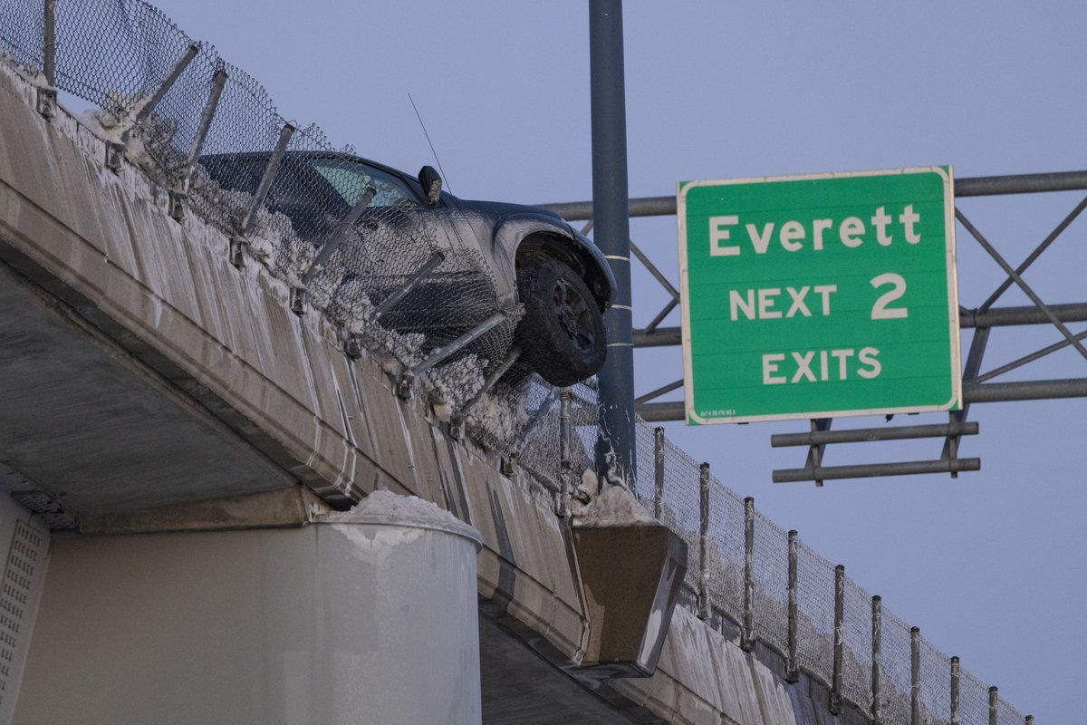 pictureboston's tweet photo. @NBC10Boston I wasn't exactly surprised when I arrived on scene here during my @NBC10Boston morning news-photo shift. I had been to a 2013 (beer) truck crash on the other side of the highway in roughly the same area. I posted that photo with some from today. #Boston https://t.co/KTOcbigCJt
