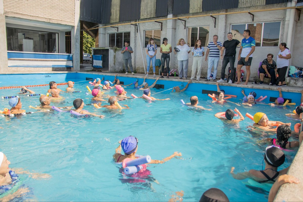 MaxBevacqua's tweet photo. Hoy visitamos el taller de natación para adultos mayores, una iniciativa que promueve salud, encuentro y bienestar en la tercera edad. Gracias a nuestra intendenta @alejarod72 y al equipo del Departamento de Adultos Mayores por hacer posible una Tafí Viejo más activa e inclusiva. https://t.co/ydnhvY0sUZ