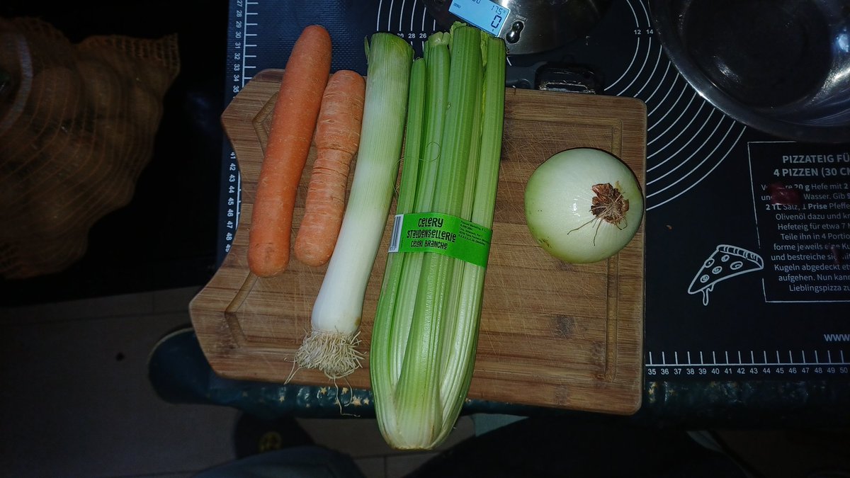 BastianDriller's tweet photo. #PolnischeKüche 🍽🇪🇺🇵🇱🤌🏻😍🥰🤤😋 
#ZupaZiemniaczana 🥣🥔🥕🧅🌭🇪🇺🇵🇱🤌🏻😍🥰🤤😋 
@HexeHanna8 @bvbandy1979 
@SchroderDemila 
🌟🖤💛🖤🌟 19:09 Uhr 🌟🖤💛🖤🌟
👇🏻Aus dem #Gemüse 🥔🥕🧅
👇🏻hatte ich eine 
👇🏻 #polnische #Kartoffelsuppe 
👇🏻mit #Krakauern 🌭🇪🇺🇵🇱🤌🏻😍🥰🤤😋 
👇🏻zubereitet😀🖤💛 https://t.co/A5xA7rO0oQ