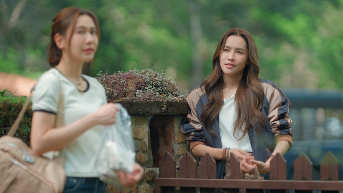 THE FIRE Q17 SHOOTING
#โซ่รักอัคนีคิว17

ยืนแอคพิงประตูมองคนสวย
นี่มันวิถีของคนเจ้าชู้ประตูดินเลยนะคะ

เด็กผู้หญิงเค้าจะมีชีวิตอยู่กันได้ยังไงหล่ะค่ะพี่ไฟ
หล่อขนาดนี้...

แต่คนหล่อคนนี้ เป็นของน้องเพราคนเดียว
น้ำตาก็เลยยิ่งไหลพราก~~~ 🥲

แต่ไม่เป็นไรค่ะ เราเป็นโพแม่