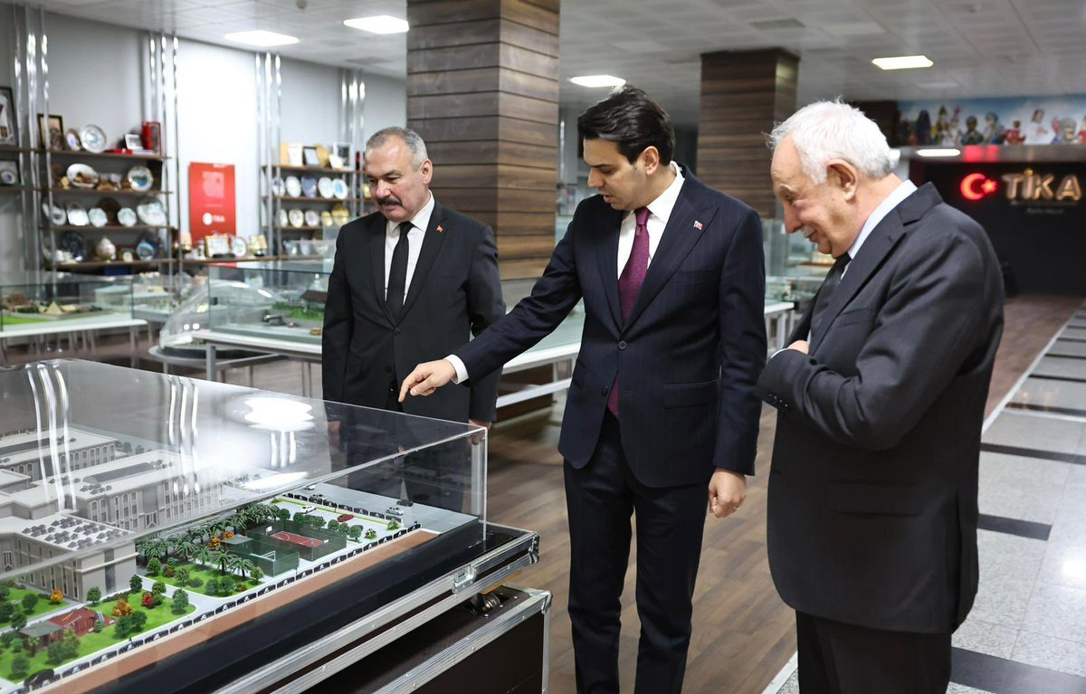 Önceki dönem İçişleri ve Devlet Bakanlığı görevlerinde bulunan değerli ağabeyimiz Sayın Murat Başeskioğlu ile TİKA Başkanımız, hemşehrimiz Sayın Abdullah Eren’e misafir olduk. Ülke ve dış gündeme dair verimli bir sohbet gerçekleştirdik. Nezaketleri ve misafirperverlikleri için