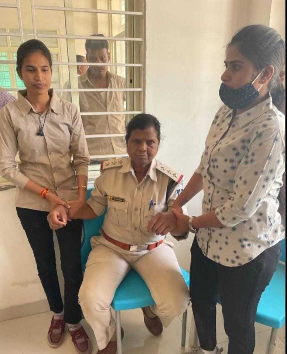 venkat_fin9's tweet photo. ₹29,000 per month.

That’s the price of “protection” allegedly charged by a Woman SHO in Agar Malwa, MP.Caught red-handed taking bribes, running an extortion racket instead of enforcing the law.When police turn into predators, public trust is the first victim.

This is not law & order, this is rot.