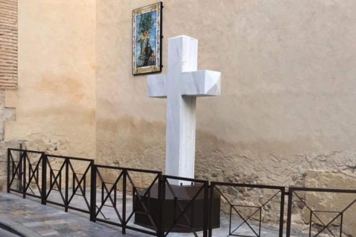 La batalla de una buena parte de los vecinos de Callosa de Segura (Alicante) en defensa de la cruz que fue derribada en el año 2018 ha dado su fruto 8 años después. 

La cruz fue erigida en 1941 junto a la Iglesia Arciprestal de San Martín Obispo, en recuerdo de lo 81 vecinos que