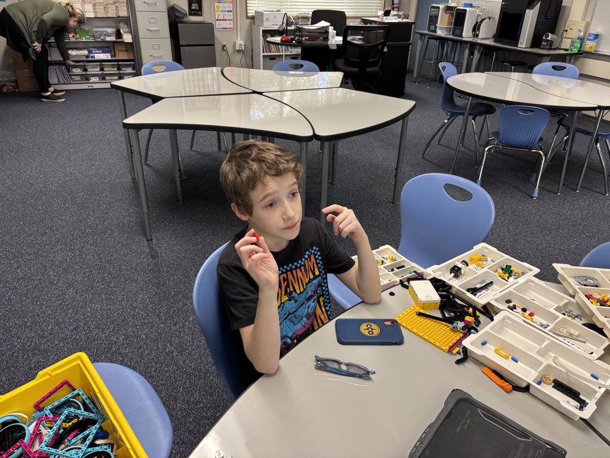 DesignLearningA's tweet photo. @dunphy1john and Ms. Walvatne ⁦@DesignLearningA⁩ liking Explorations ⁦@JAElementary⁩ ⁦@CajonValleyUSD⁩ https://t.co/37BWujIiT5